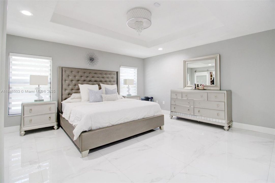 Под контрактом: $989,999 (4 спален, 2 ванн, 2331 Квадратных фут)