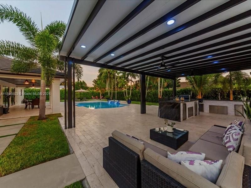 Под контрактом: $989,999 (4 спален, 2 ванн, 2331 Квадратных фут)