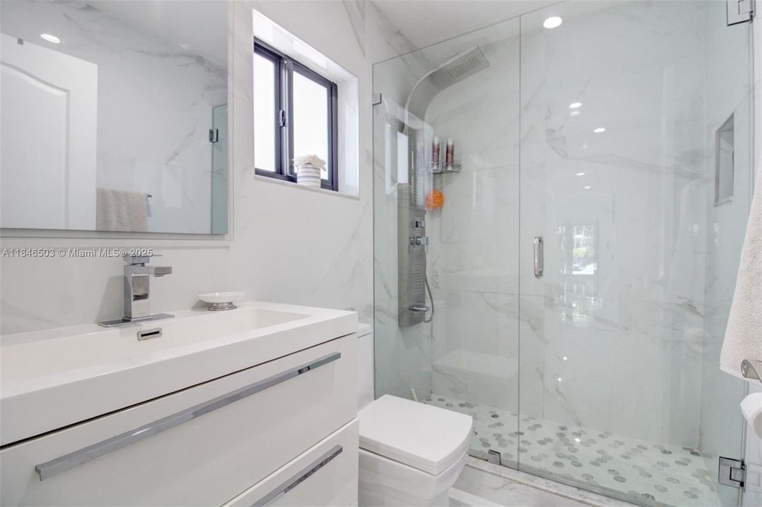 Под контрактом: $989,999 (4 спален, 2 ванн, 2331 Квадратных фут)