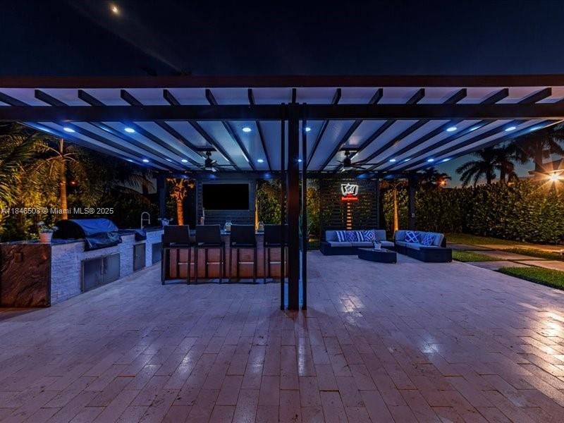 Под контрактом: $989,999 (4 спален, 2 ванн, 2331 Квадратных фут)