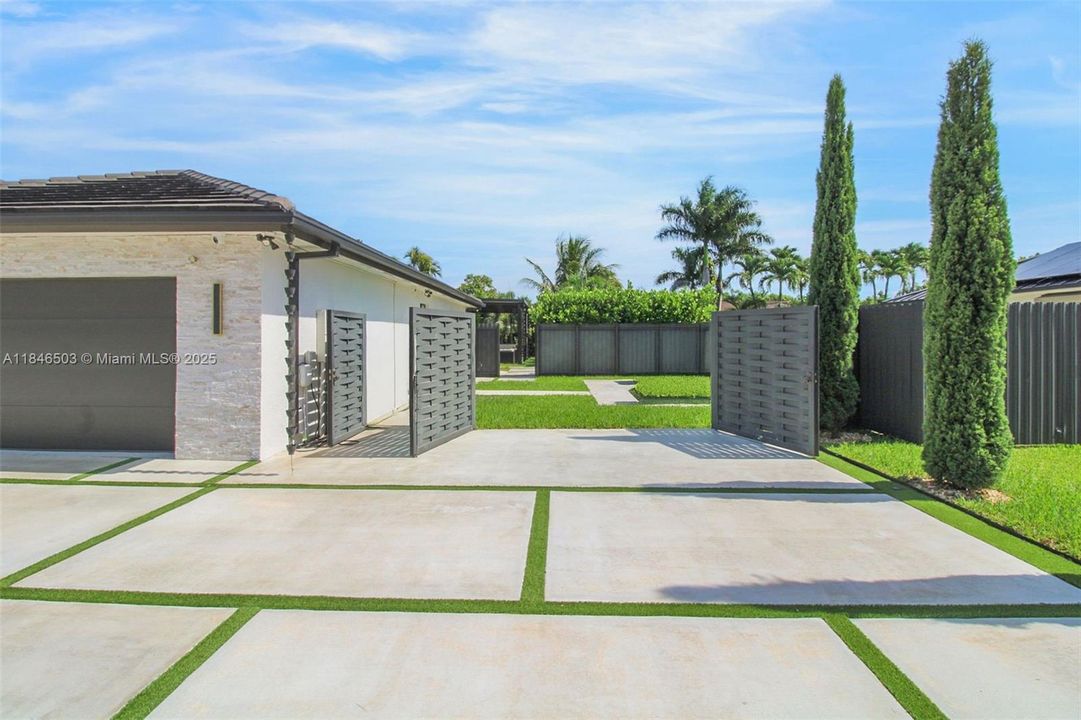 Под контрактом: $989,999 (4 спален, 2 ванн, 2331 Квадратных фут)