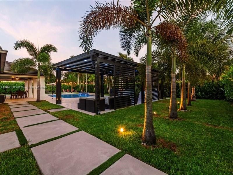 Под контрактом: $989,999 (4 спален, 2 ванн, 2331 Квадратных фут)