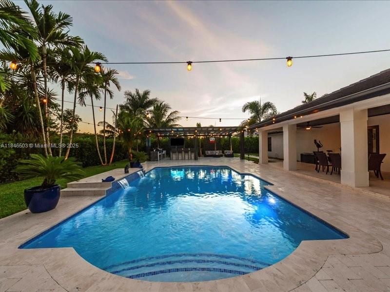 Под контрактом: $989,999 (4 спален, 2 ванн, 2331 Квадратных фут)