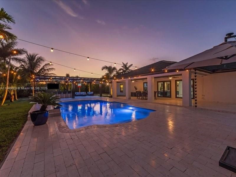 Под контрактом: $989,999 (4 спален, 2 ванн, 2331 Квадратных фут)