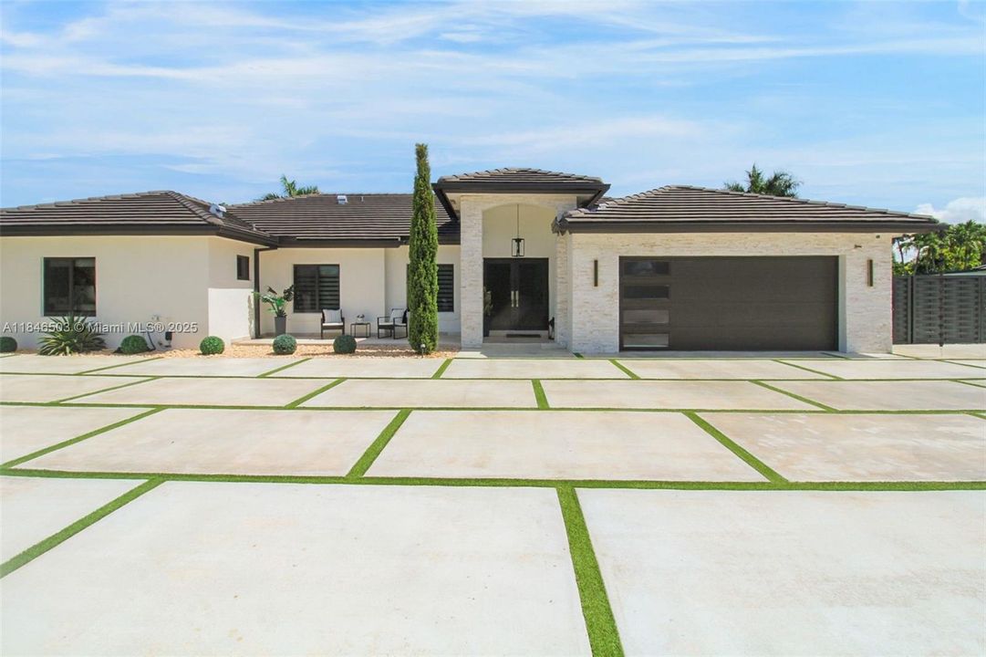 Под контрактом: $989,999 (4 спален, 2 ванн, 2331 Квадратных фут)