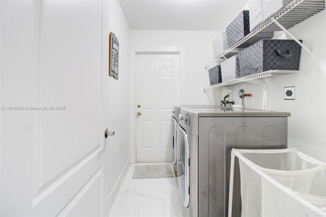 Под контрактом: $989,999 (4 спален, 2 ванн, 2331 Квадратных фут)