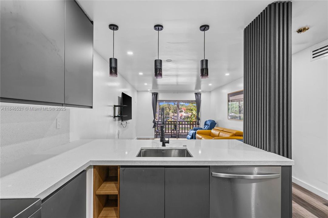 最近售出: $249,900 (1 贝兹, 1 浴室, 736 平方英尺)