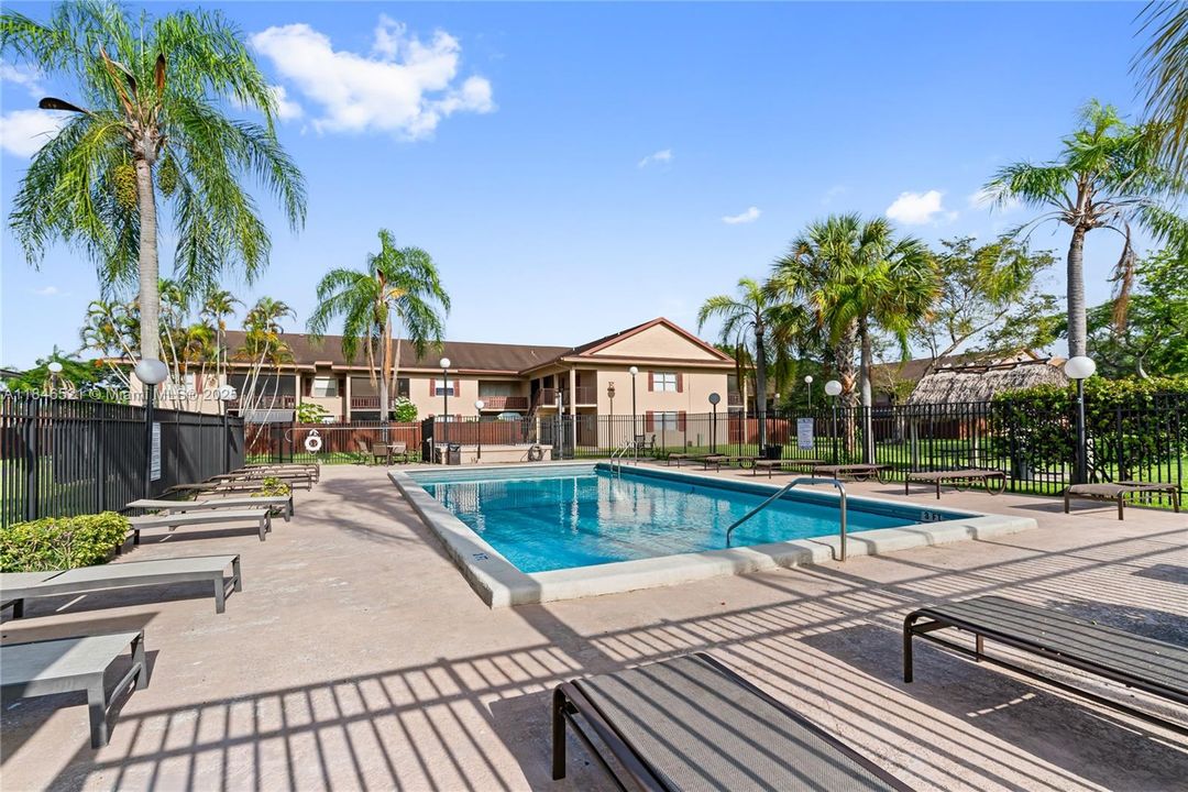 最近售出: $249,900 (1 贝兹, 1 浴室, 736 平方英尺)