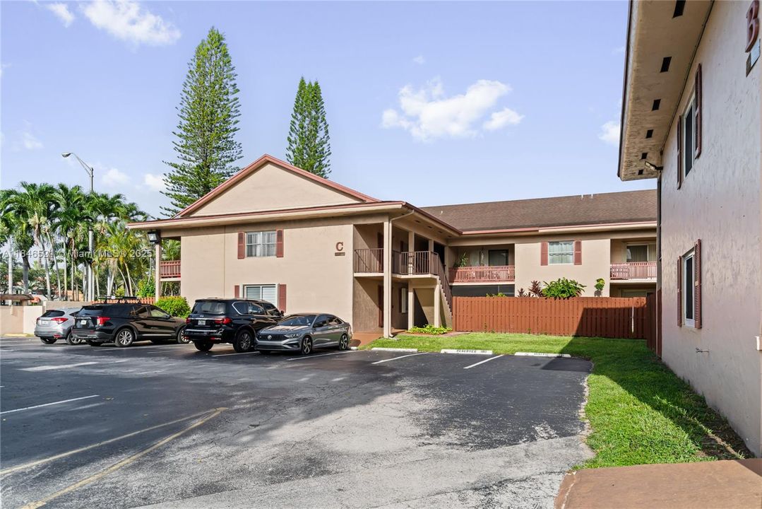 最近售出: $249,900 (1 贝兹, 1 浴室, 736 平方英尺)