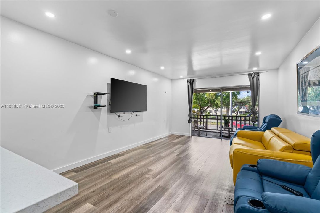 最近售出: $249,900 (1 贝兹, 1 浴室, 736 平方英尺)