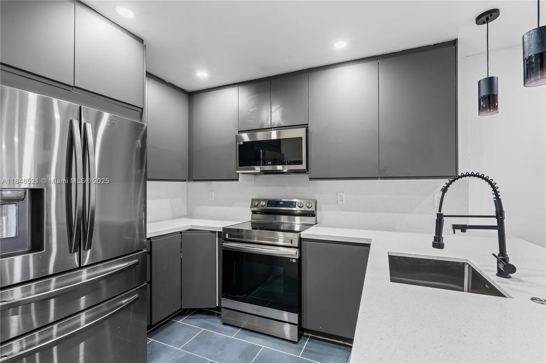 最近售出: $249,900 (1 贝兹, 1 浴室, 736 平方英尺)