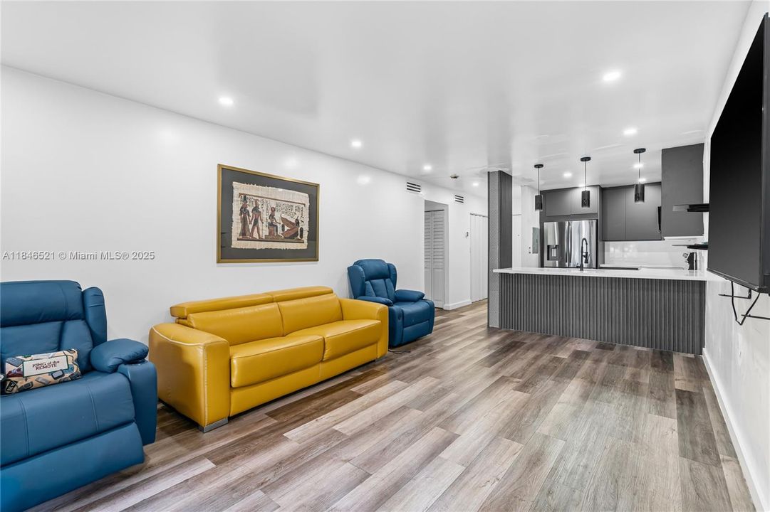 最近售出: $249,900 (1 贝兹, 1 浴室, 736 平方英尺)