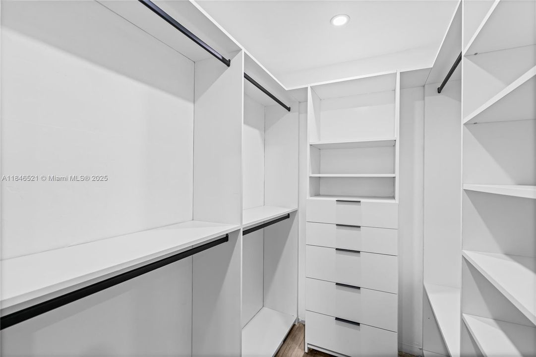 最近售出: $249,900 (1 贝兹, 1 浴室, 736 平方英尺)