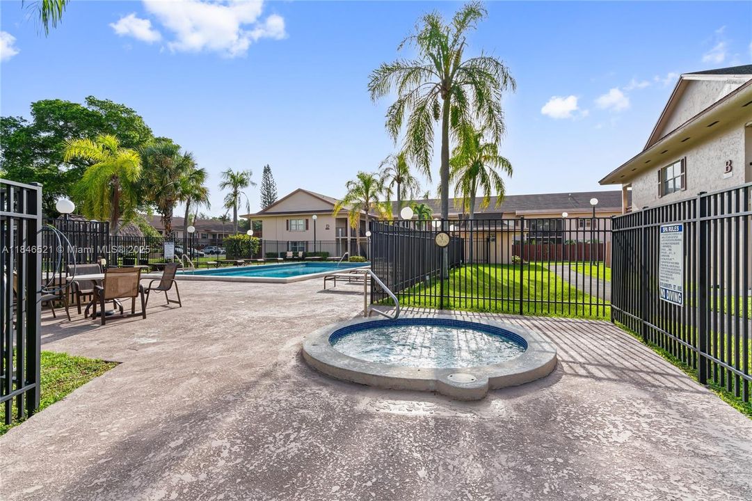 最近售出: $249,900 (1 贝兹, 1 浴室, 736 平方英尺)