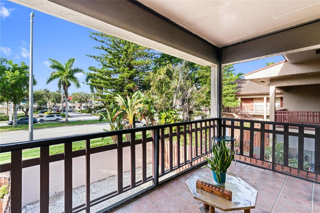 最近售出: $249,900 (1 贝兹, 1 浴室, 736 平方英尺)