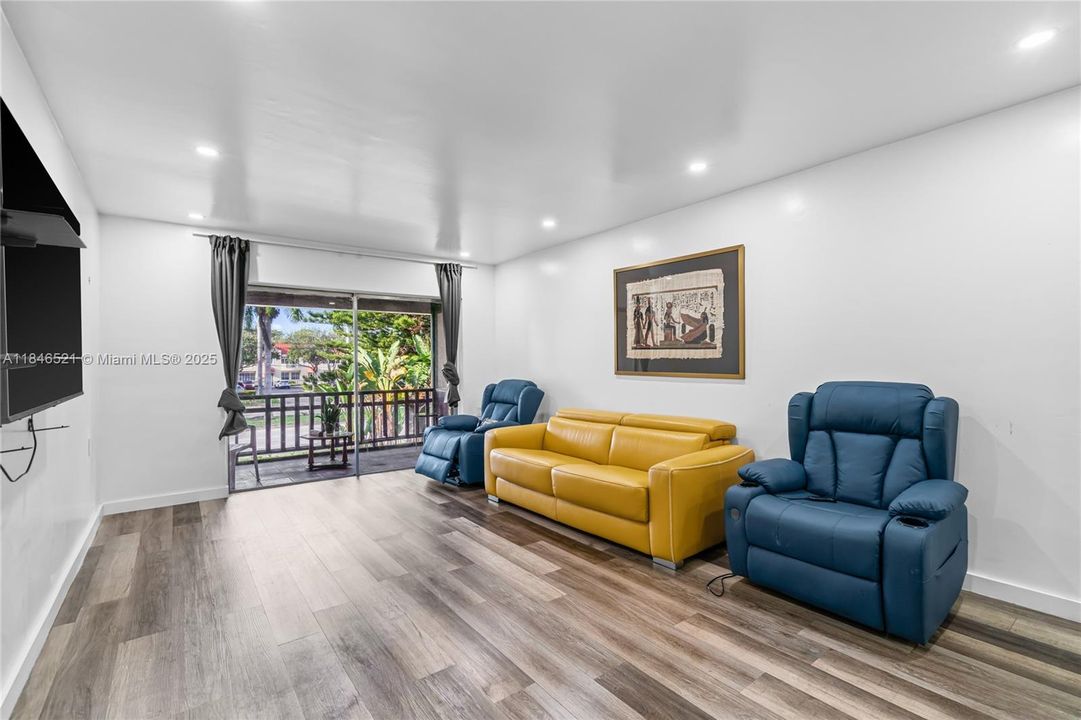 最近售出: $249,900 (1 贝兹, 1 浴室, 736 平方英尺)