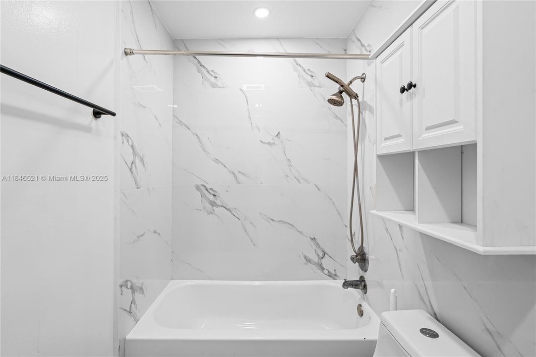 最近售出: $249,900 (1 贝兹, 1 浴室, 736 平方英尺)