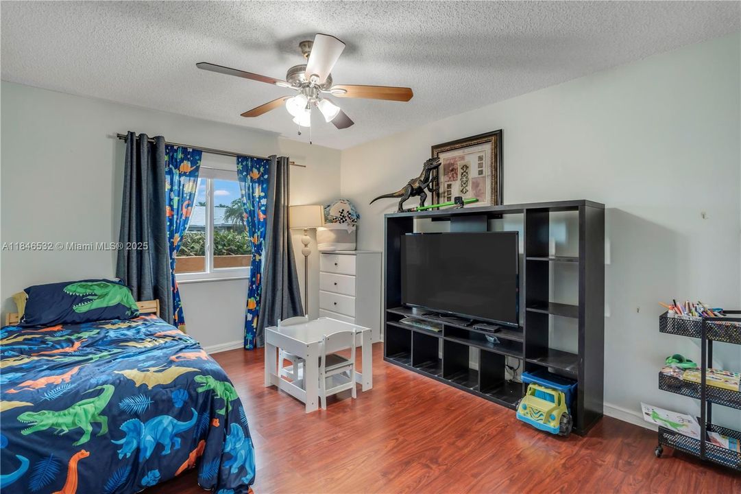 Activo con contrato: $759,000 (4 camas, 2 baños, 2602 Pies cuadrados)