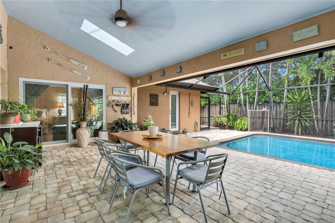 Activo con contrato: $759,000 (4 camas, 2 baños, 2602 Pies cuadrados)