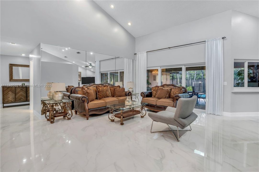 Activo con contrato: $759,000 (4 camas, 2 baños, 2602 Pies cuadrados)