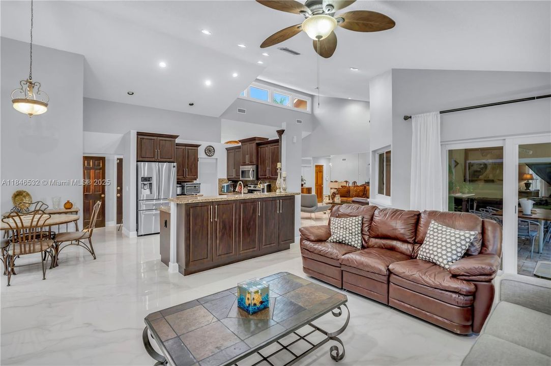 Activo con contrato: $759,000 (4 camas, 2 baños, 2602 Pies cuadrados)