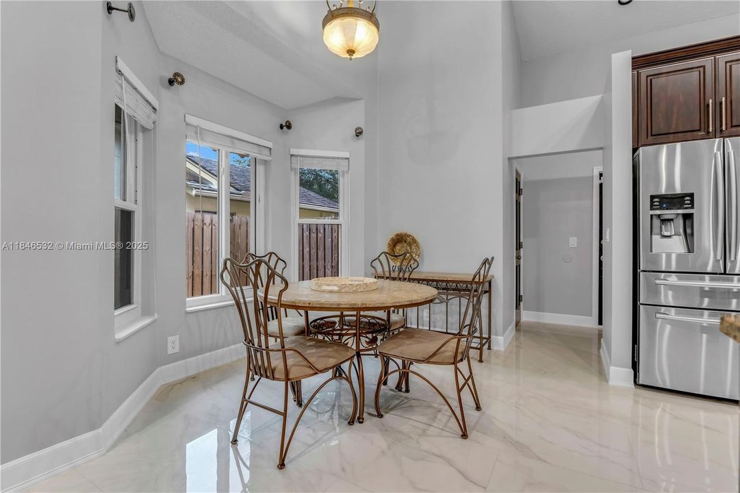 Activo con contrato: $759,000 (4 camas, 2 baños, 2602 Pies cuadrados)