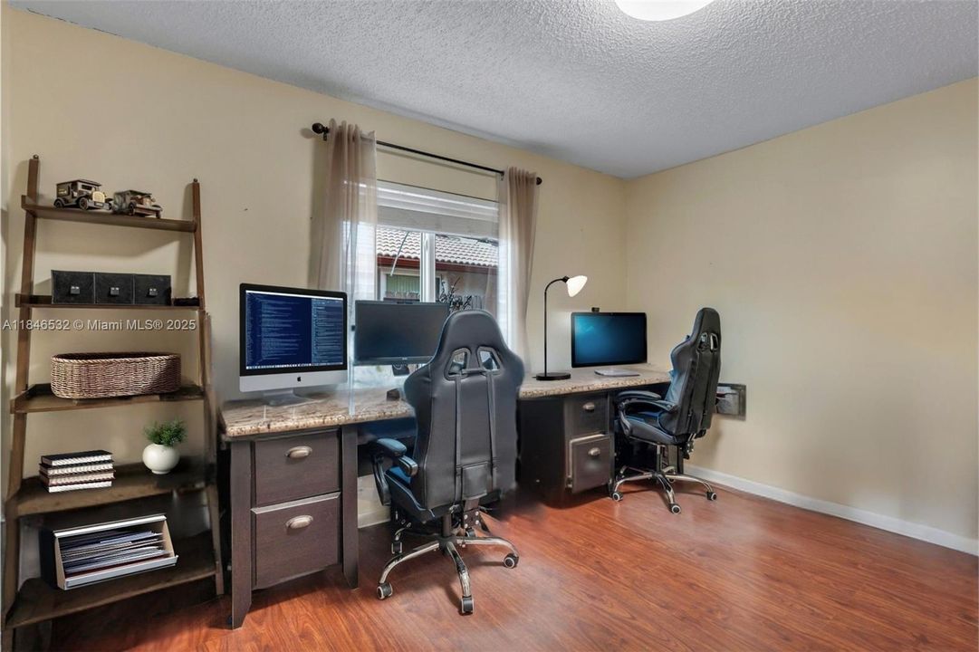 Activo con contrato: $759,000 (4 camas, 2 baños, 2602 Pies cuadrados)