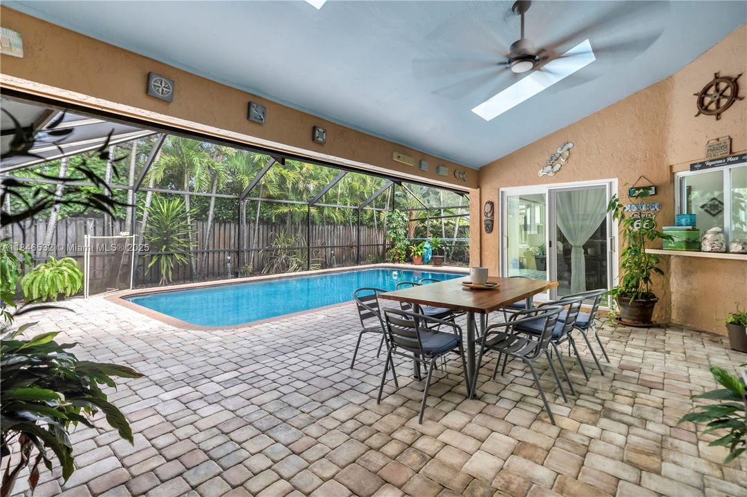 Activo con contrato: $759,000 (4 camas, 2 baños, 2602 Pies cuadrados)