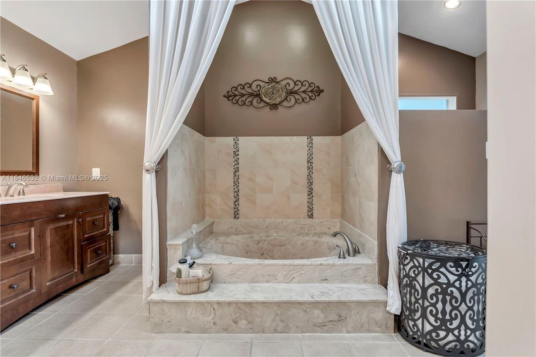 Activo con contrato: $759,000 (4 camas, 2 baños, 2602 Pies cuadrados)