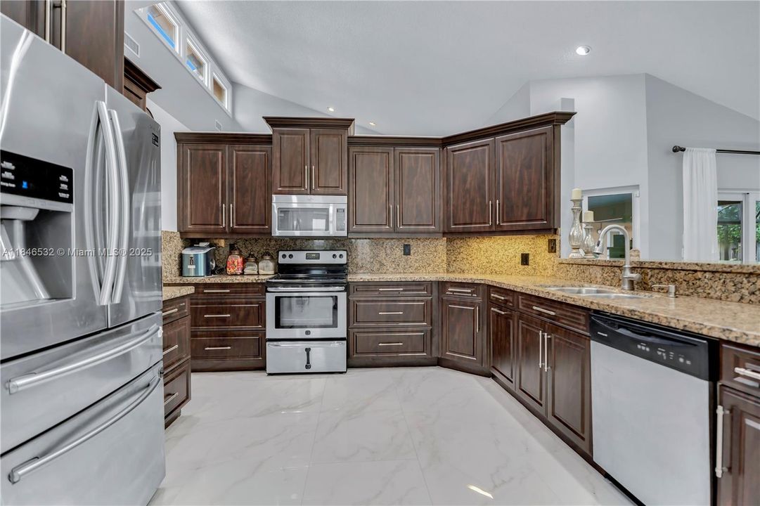 Activo con contrato: $759,000 (4 camas, 2 baños, 2602 Pies cuadrados)