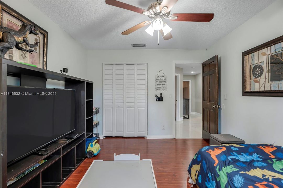 Activo con contrato: $759,000 (4 camas, 2 baños, 2602 Pies cuadrados)