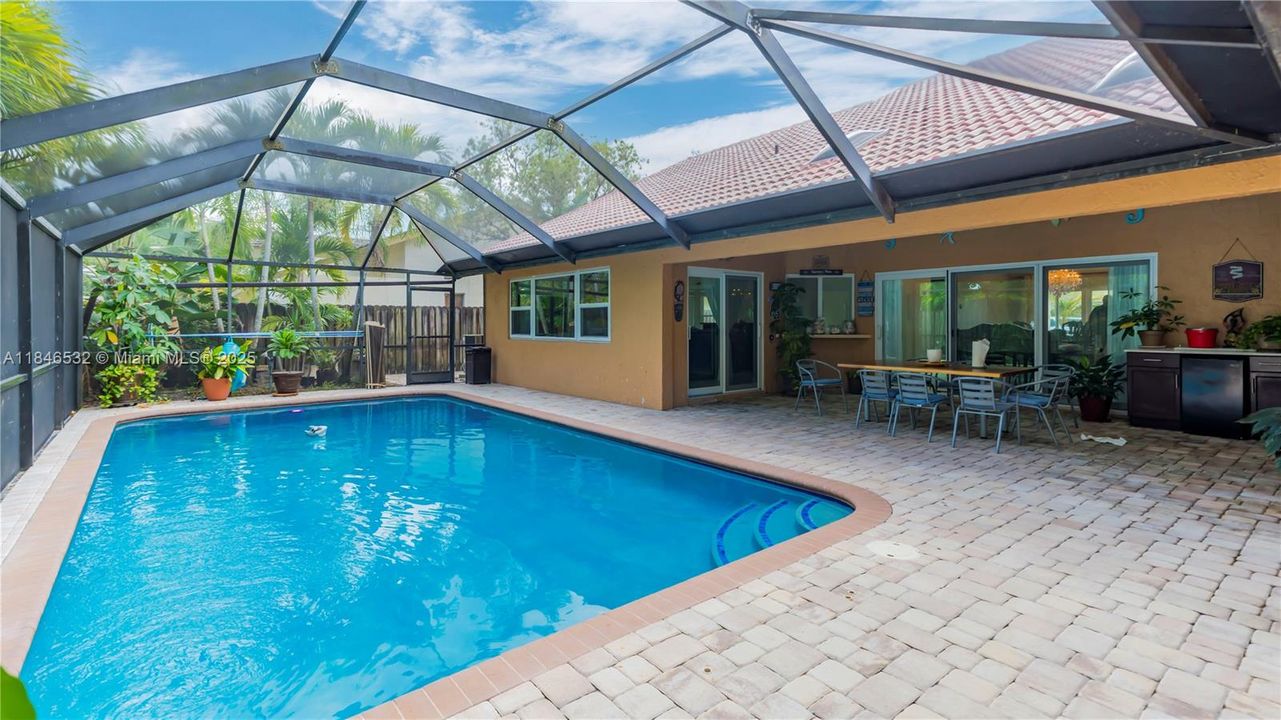 Activo con contrato: $759,000 (4 camas, 2 baños, 2602 Pies cuadrados)