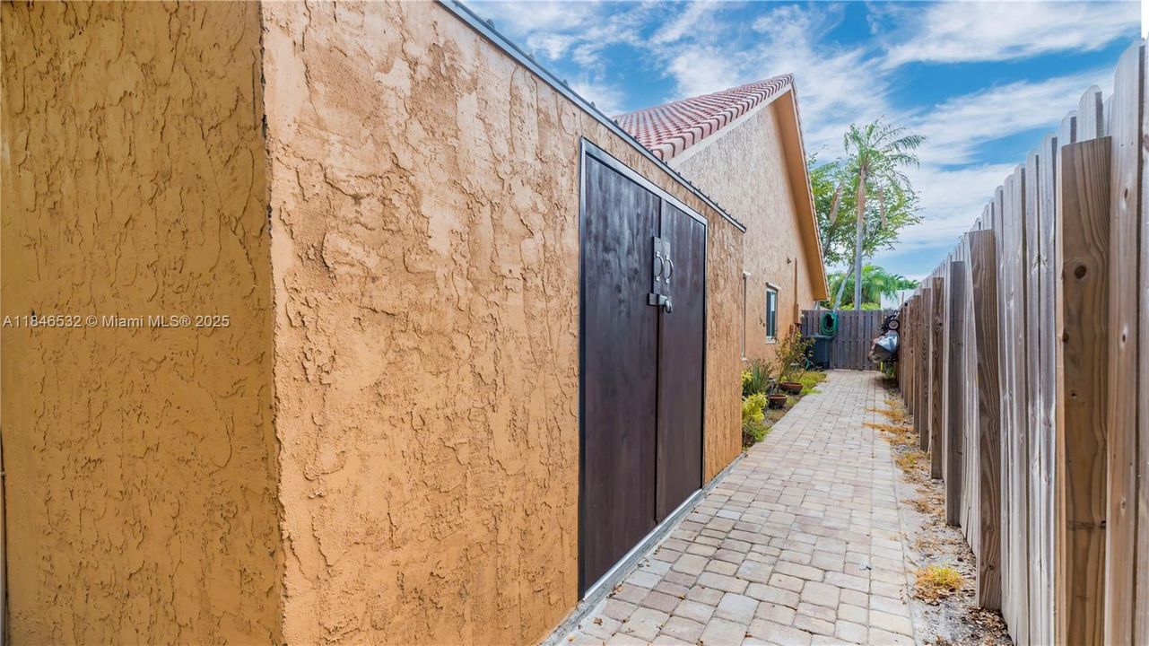 Activo con contrato: $759,000 (4 camas, 2 baños, 2602 Pies cuadrados)