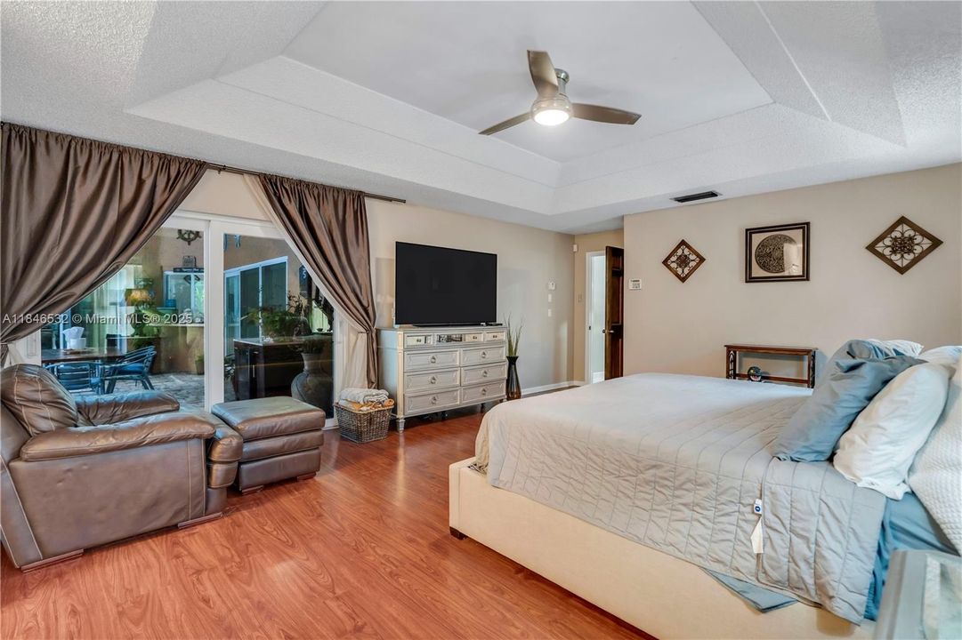 Activo con contrato: $759,000 (4 camas, 2 baños, 2602 Pies cuadrados)