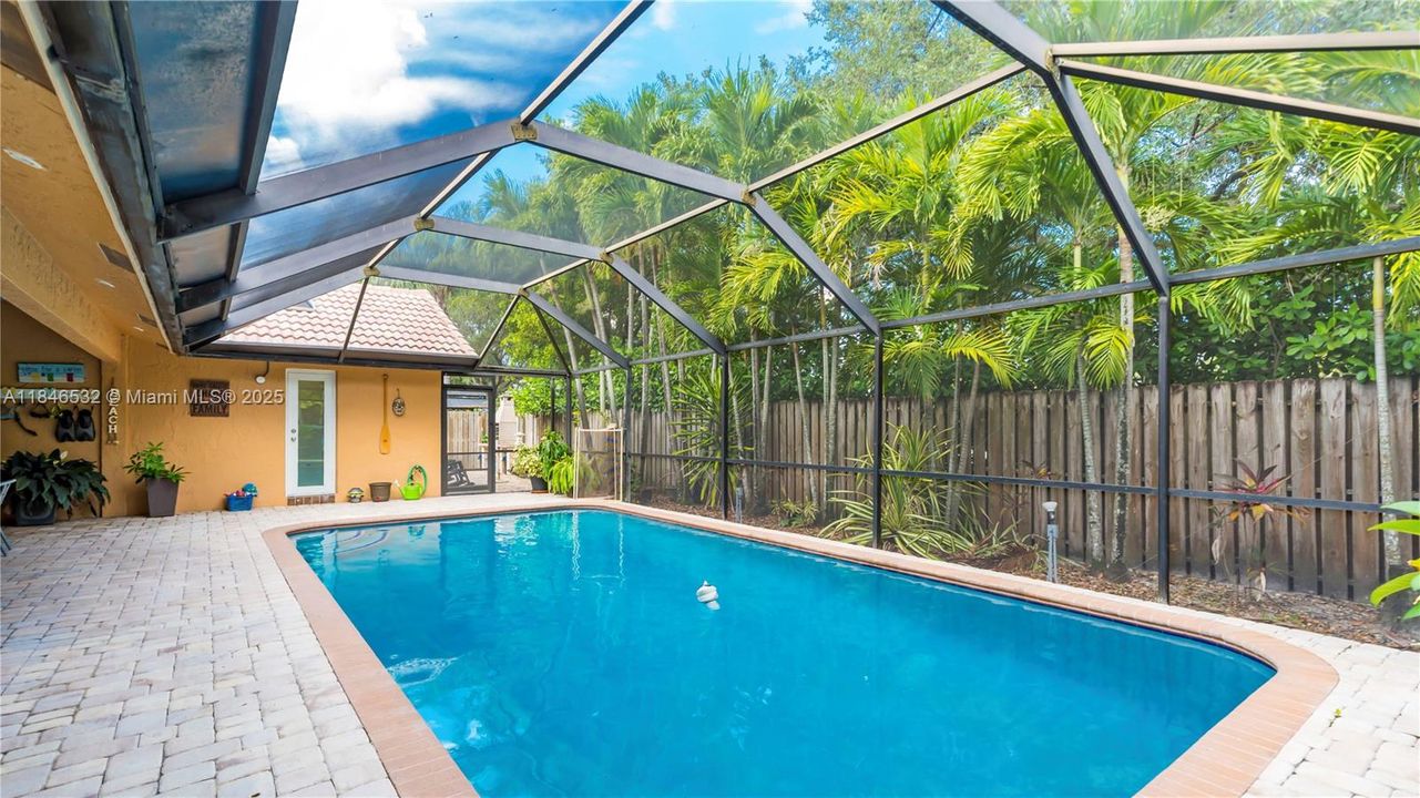 Activo con contrato: $759,000 (4 camas, 2 baños, 2602 Pies cuadrados)