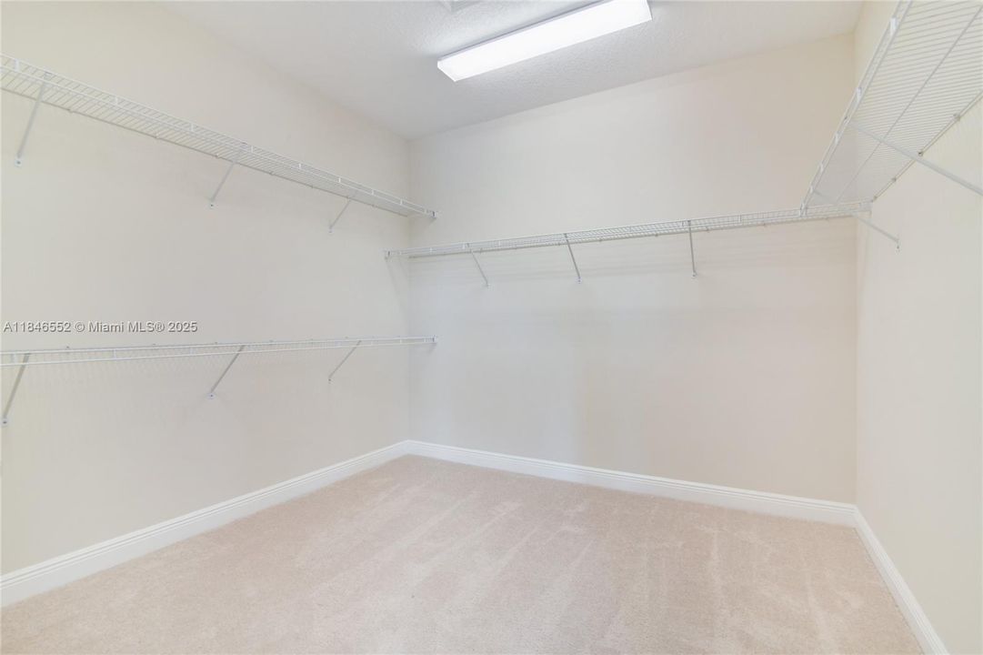 En Venta: $1,900,000 (5 camas, 4 baños, 3995 Pies cuadrados)