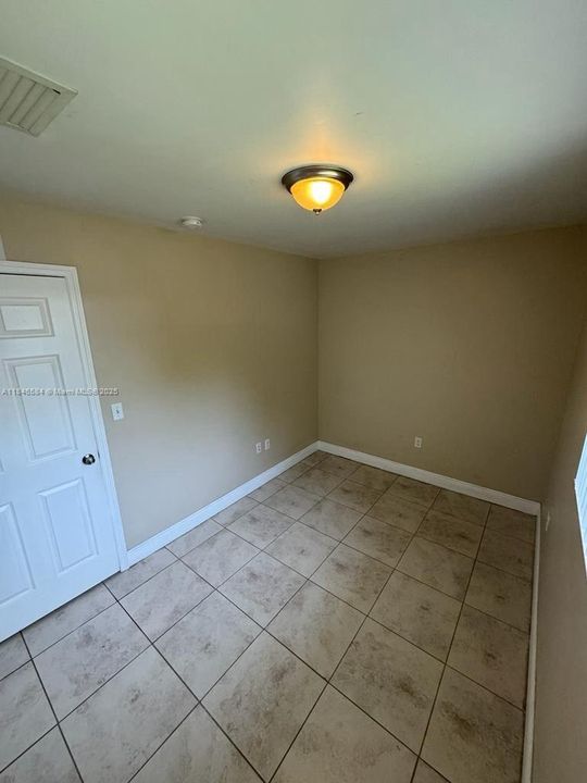 待售: $240,000 (2 贝兹, 1 浴室, 782 平方英尺)