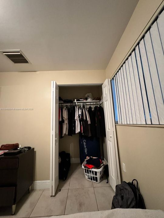 待售: $240,000 (2 贝兹, 1 浴室, 782 平方英尺)