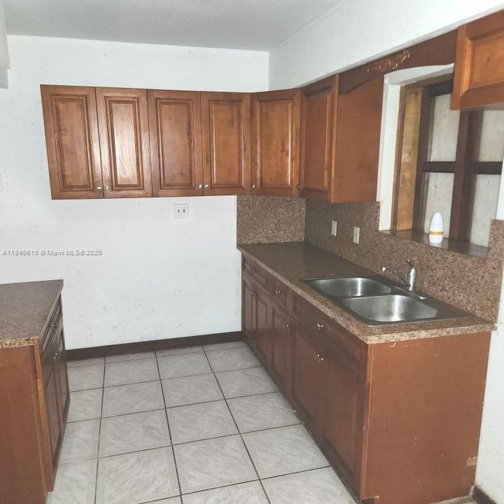 На продажу: $199,900 (5 спален, 2 ванн, 2013 Квадратных фут)