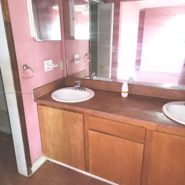 На продажу: $199,900 (5 спален, 2 ванн, 2013 Квадратных фут)