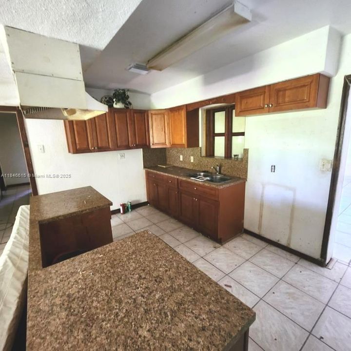 На продажу: $199,900 (5 спален, 2 ванн, 2013 Квадратных фут)