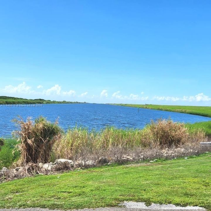 На продажу: $199,900 (5 спален, 2 ванн, 2013 Квадратных фут)