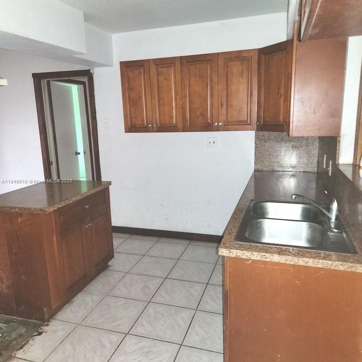 На продажу: $199,900 (5 спален, 2 ванн, 2013 Квадратных фут)