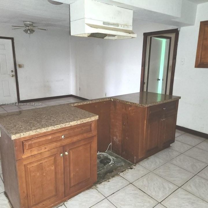 На продажу: $199,900 (5 спален, 2 ванн, 2013 Квадратных фут)