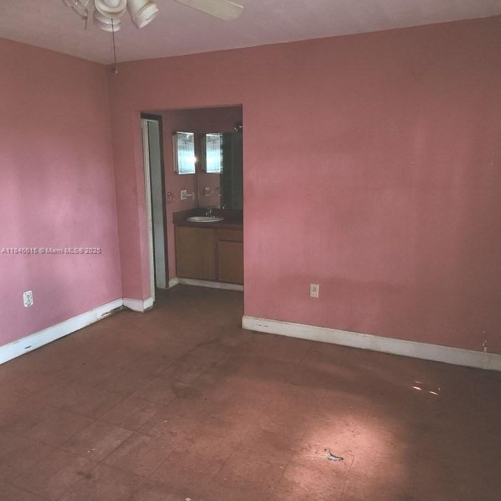 На продажу: $199,900 (5 спален, 2 ванн, 2013 Квадратных фут)