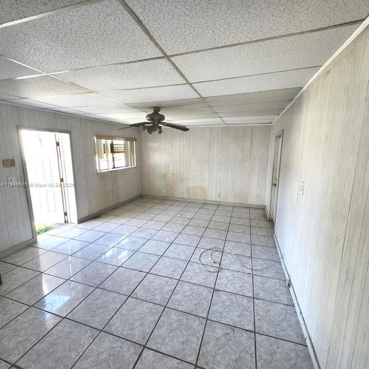 На продажу: $199,900 (5 спален, 2 ванн, 2013 Квадратных фут)