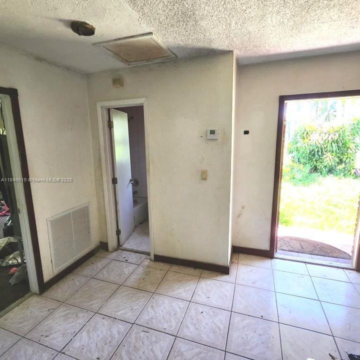 На продажу: $199,900 (5 спален, 2 ванн, 2013 Квадратных фут)