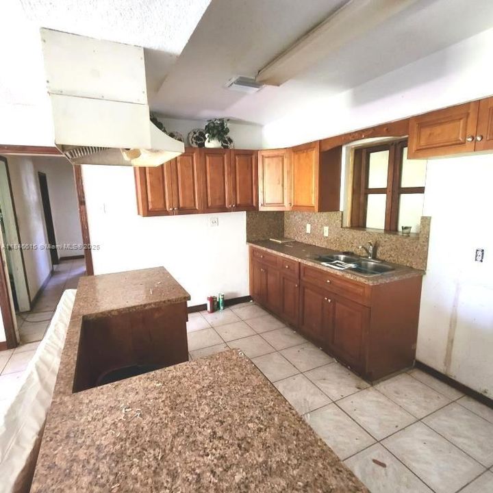 На продажу: $199,900 (5 спален, 2 ванн, 2013 Квадратных фут)