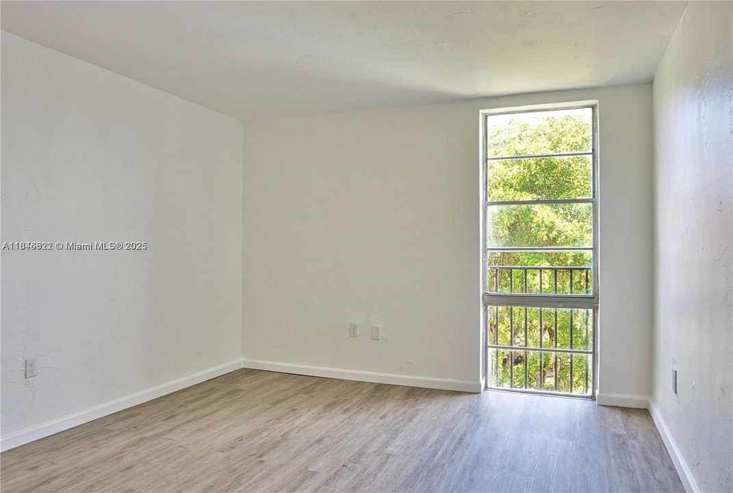 На продажу: $299,900 (2 спален, 2 ванн, 1110 Квадратных фут)