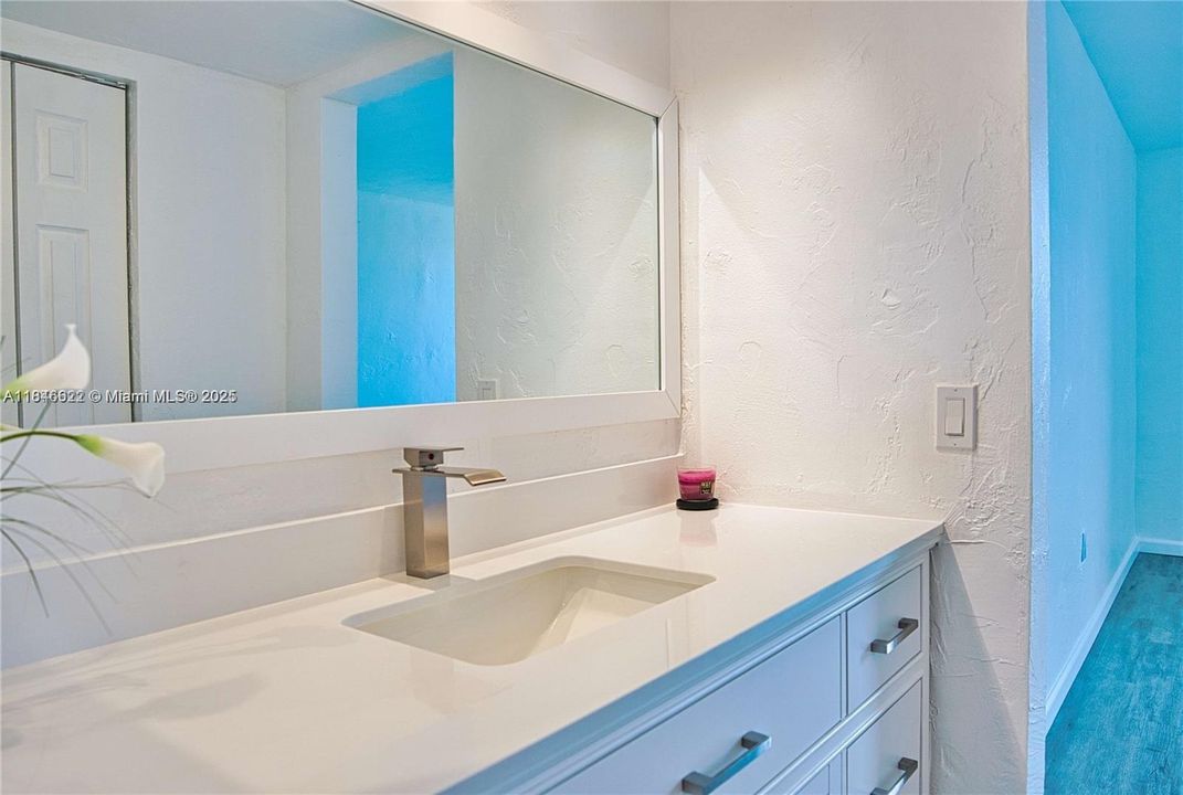 На продажу: $299,900 (2 спален, 2 ванн, 1110 Квадратных фут)